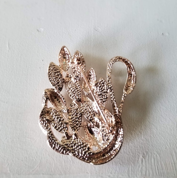 💎 JEWELLERY 2/$25💎 Pink swan brooch - Picture 2 of 2